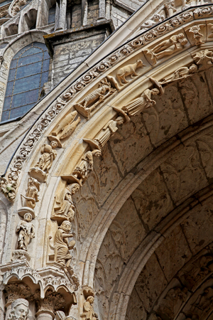 Chartres, Cathedral: North portal right door outer archivolt: the seasons, the months and the signs of the zodiac (photo)