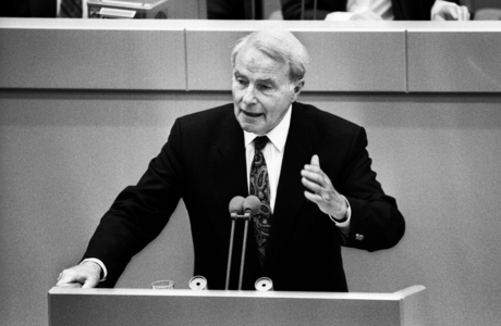 Alfred Dregger during speech on German unity, 1990 (photo)