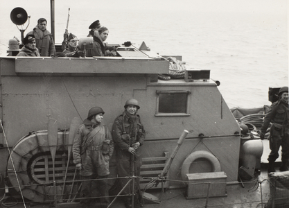 A motor launch bringing back some of the paratroops who attacked the radar post at Bruneval, February 1942 (b/w photo)