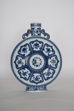Flask, 1736-95 (Porcelain with underglaze-blue decoration)