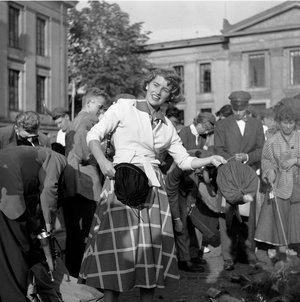 Oslo 19540622 The Russian burns the "horns", hats and other Russian effects at the …, 1954 (photo)