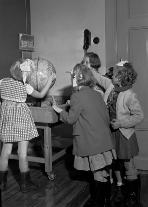 Oslo 19510820 first school day at Ruseløkka school. Expectant first -graders on the way into the world of knowledge …, 1951 (photo)