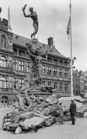 Brabo Fountain sculpture in Antwerp, Belgium, 1938 (photo)