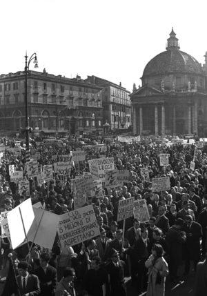 Roma, Italia, 16 novembre 1966, Manifestazione della Lega Italiana per il Divorzio a piazza del Popolo (b/w photo)