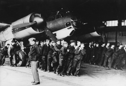 II. WK, Luftwaffe, ground crew pulls a machine out of the hangar, 1941 (photo)
