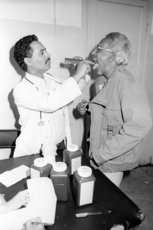 Medical examination of new refugees arriving at the camp - Jordanian refugee camp..., 1990 (photo)