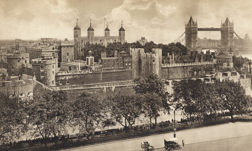 London: Tower of London (b/w photo)