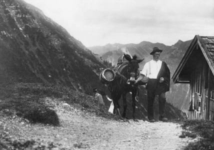Beer delivery, 1913 (b/w photo)