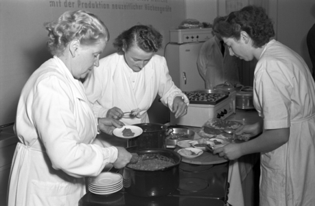 GDR - Exhibition of mass-produced articles, 1954 (photo)