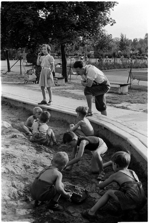 Life in post- war Vienna …, 1954 (photo)