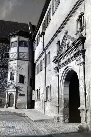 The patio of caste Hohentübingen is presenting an quaint view of the ivy-clad facade for the stroller, Tübingen, Germany 1930s (b/w photo)