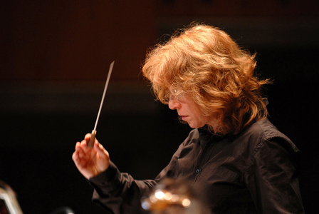 Sian Edwards conducting
