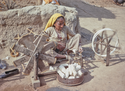 Spinning cotton to make yarn, Asia Fair 1972, Delhi, India (photo)