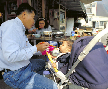 Father feeds his child, 1999 (photo)