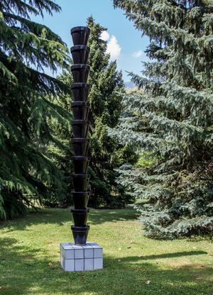 Grande Colonne noire, 1982 (polyester laminate and tiles on concrete)