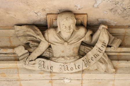 Sculpture on the facade of 35 rue Eugène Desteuque, Reims, France, 2019 (photo)
