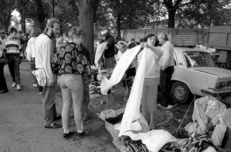 Polish market in the Polish-German border area,..., 1990 (photo)