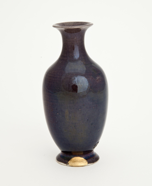 Eggplant-purple bottle, 1700s (porcelain with purple overglaze enamel)