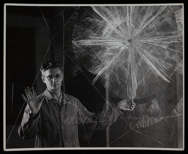 Richard Lippold with 'The Sun' (1956) (photo)