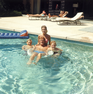 Kirk douglas and family (photo)