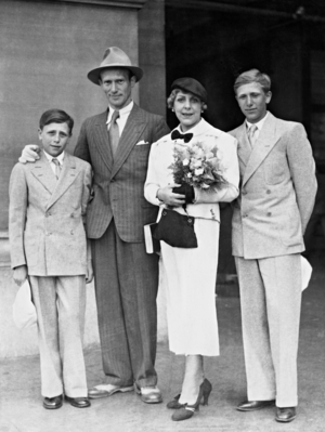 Vicki Baum with her family, 1933 (b/w photo)