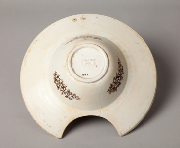 Shaving bowl. Manufactory Pickman. Reverse. 19th century. Museum inventory no: 400.1.