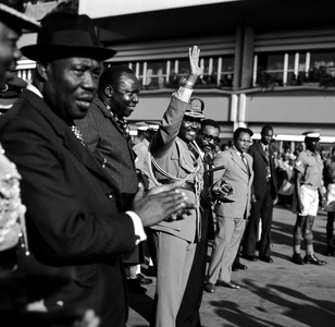 Yakubu Gowon of Nigeria acknowledges the people's greetings, Uganda 2010 (photo)