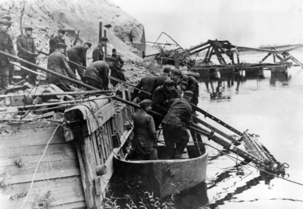 II. WK, Eastern Front, Dnepr, 1941 (photo)