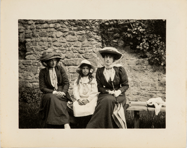 Group photo of an English aristocratic family, Great Britain, 1900-20 (photo)