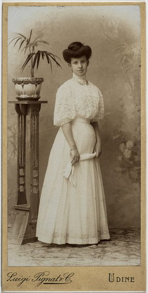 Portrait of a middle-class woman, Udine, Italy, 1908 (photo)