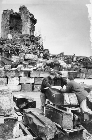 Dresden, historical, new market, Frauenkirche Ruin, Reconstruction, preparations, Documentation the Stones …, 1993 (photo)