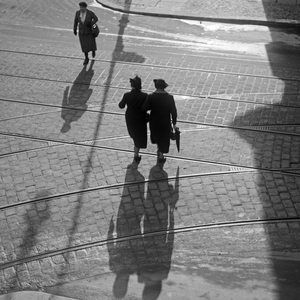 people at a street in Berlin with their shadows, Germany 1930s (b/w photo)