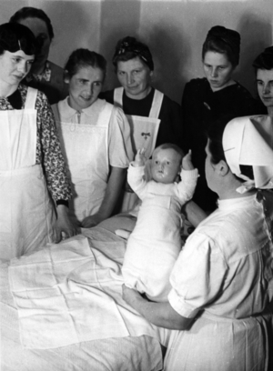 Mother's course at the National Socialist Women's League, 1943 (b/w photo)