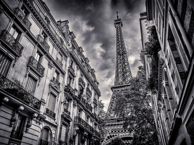 A street in Paris with the Eiffel Tower in the background (photo)