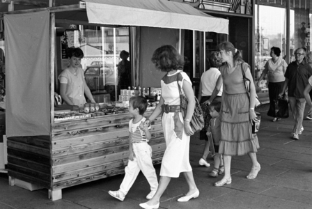 GDR trade 22 06 1985 Karl Marx town city trade vegetable market at …, 1985 (photo)