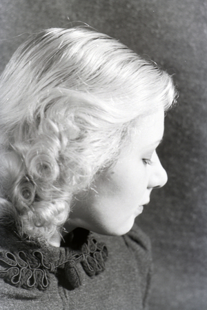 Female portrait, Germany 1930s (b/w photo)