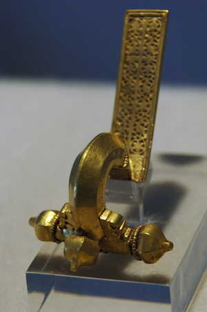 Gold crossbow fibula. 5th century.