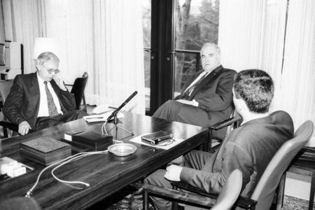 Federal Chancellor Helmut Kohl (center, Germany CDU) interviewed by Sonntag Aktuell in Bonn..., 1992 (photo)