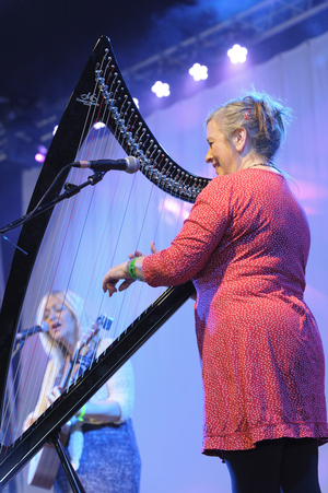 The Poozies, Sally Barker and Mary Macmaster  (photo)
