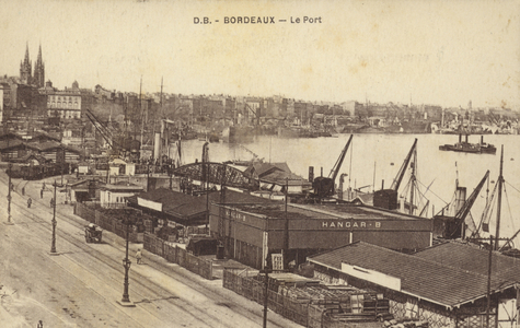 Postcard depicting the port in Bordeaux (b/w photo)