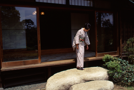 Lady in a kimono, Japan, 1972 (photo)