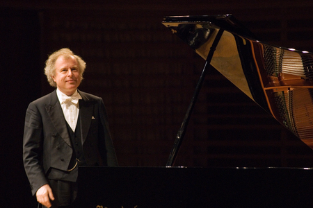 Andras Schiff about to play work by Joseph Haydn