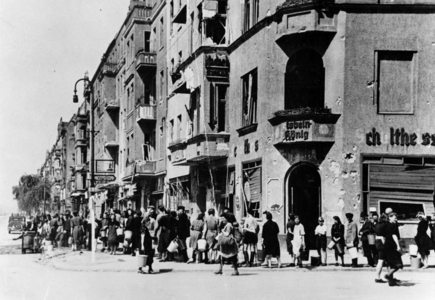 End of the war, water supply in Berlin 1945 (photo)