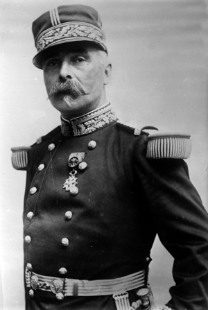 Portrait of the French General Pau Pau (b/w photo)