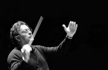 Zubin Mehta in 1990 (b/w photo)