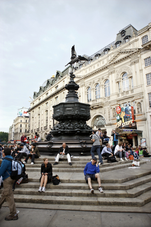 Piccadilly Circus, London (photo)