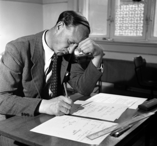 Oslo, 1953; '' Bold olds ''. Weekly Aktuell lures well adults '' celebrities '' to take the real school exam without preparation and pugg ..., 1953 (photo)
