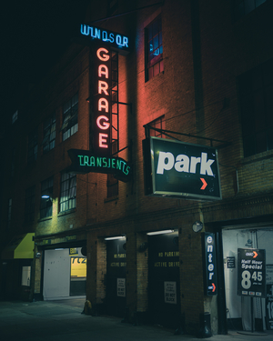 Windsor Parking neon sign at night, Manhattan, New York, USA (photo)