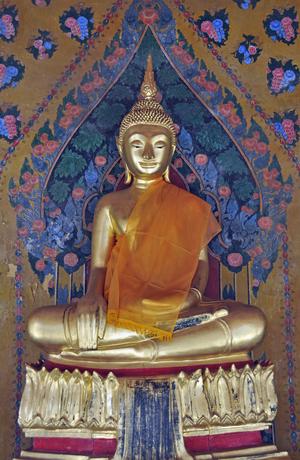 Buddha statue, Wat Arun, Bangkok, Thailand (photo)
