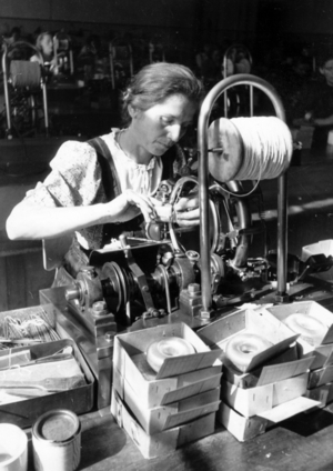 II. WK, Women in armament, 1944 (photo)